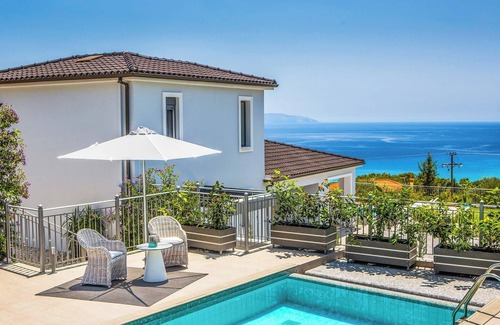 Leivathos Villa | Villa Indikon - Cette villa comprend une vue sur la mer, un parking hors route et A / C