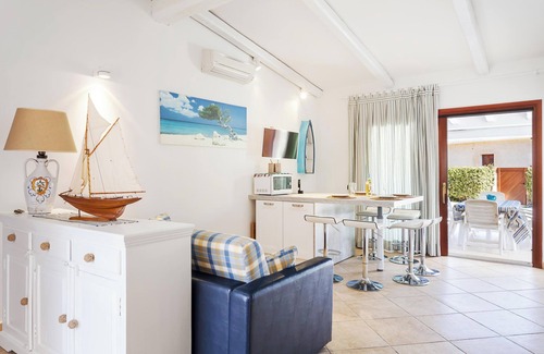 Porto San Paolo Villa | Villa Isabella avec jardin, terrasses et piscine partagée ; parking dans la rue