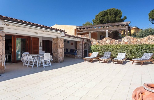 Porto San Paolo Villa | Villa Isabella avec jardin, terrasses et piscine partagée ; parking dans la rue