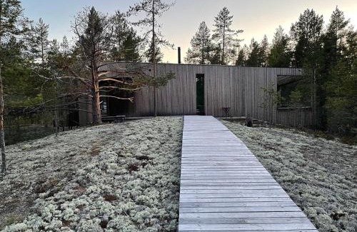 Utajarvi Villa | Villa Jäkälä - An architectural wooden villa by the lake
