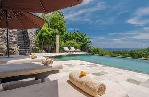 Temukus Villa | Villa Jempiring: Villa de luxe de style balinais avec une vue imprenable sur la mer!