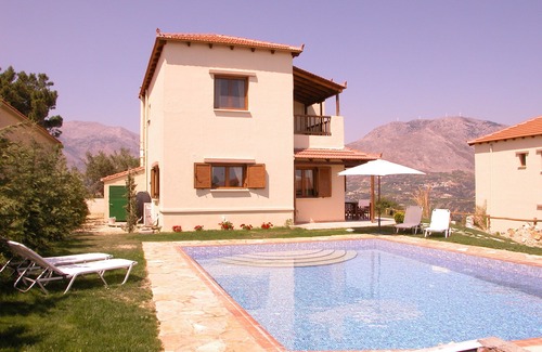 Heraklion Villa | Villa Kalithea, vue imprenable sur les vignobles et les montagnes avec la mer au loin