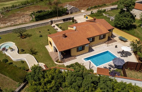 Galizana Villa | La Villa Karin est spacieuse et offre un grand jardin avec une piscine privée