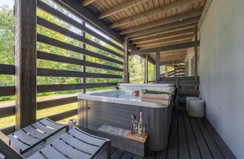 Tahkovuori Chalet De Ski | Villa Kultaranta A - Scenic Lakeside Cabin in Tahkovuori with Hot Tub and Sauna