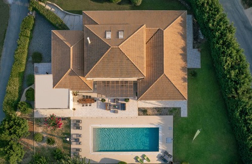 Laganas Villa | Villa la Curva est une maison au design moderne, 370m, près de la plage de Laganas.