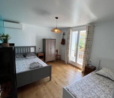 Plaine de la Brague Villa | Villa la Désirée ,haut de la villa, entièrement rénovée, 4 étoiles, climatisé, parking privé et 120m2 de jardin