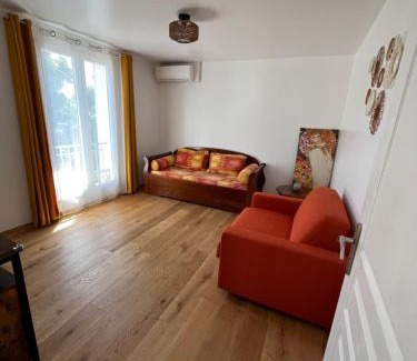 Plaine de la Brague Villa | Villa la Désirée ,haut de la villa, entièrement rénovée, 4 étoiles, climatisé, parking privé et 120m2 de jardin