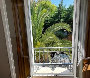 Plaine de la Brague Villa | Villa la Désirée ,haut de la villa, entièrement rénovée, 4 étoiles, climatisé, parking privé et 120m2 de jardin