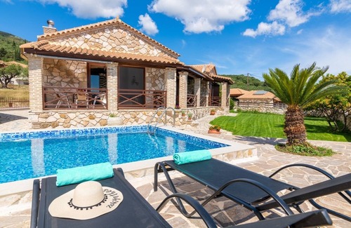 Mouzaki Villa | Villa La Isla with Private Pool