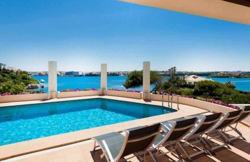 Cala Llonga Villa | VILLA LANTANA - Luxe et style avec une vue unique sur le port de Mahón