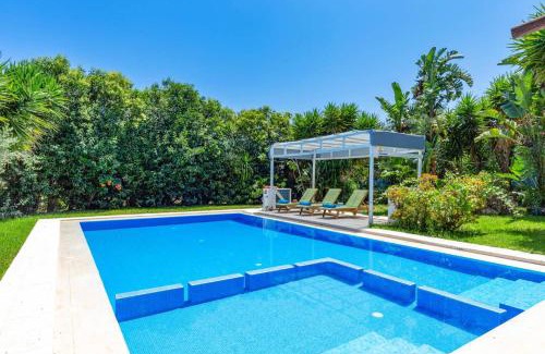 Kato Stalos Villa | Villa Liostasi by Villa Plus