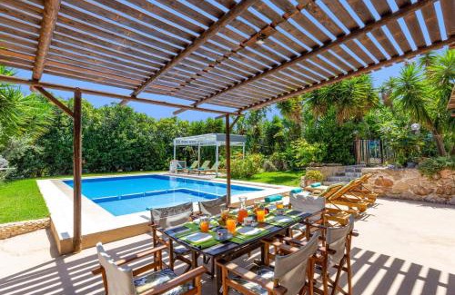 Kato Stalos Villa | Villa Liostasi by Villa Plus
