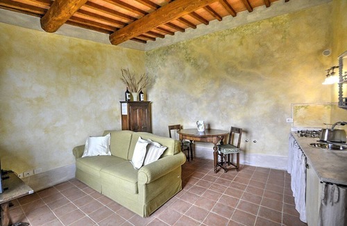 Poggibonsi Villa | Villa Lionella: Une splendide villa de trois étages entourée de prairies et de collines verdoyantes.