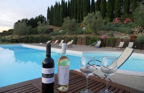 Poggibonsi Villa | Villa Lionella: Une splendide villa de trois étages entourée de prairies et de collines verdoyantes.