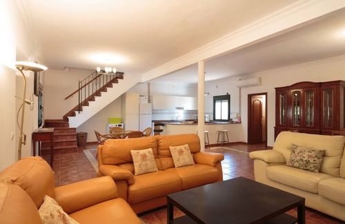 Marchena Villa | Villa Los Pinos avec piscine, connexion Wi-Fi, climatisation, terrasse et jardin
