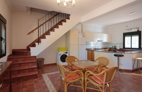 Marchena Villa | Villa Los Pinos avec piscine, connexion Wi-Fi, climatisation, terrasse et jardin