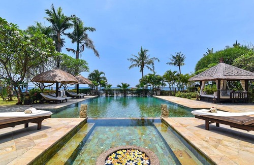 Dencarik Villa | Villa de luxe face à la plage privée.