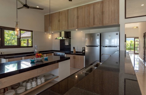 Dencarik Villa | Villa Lovina-beach 1, villa de luxe 5 *, personnel, front de mer, piscine, barattrip gratuit