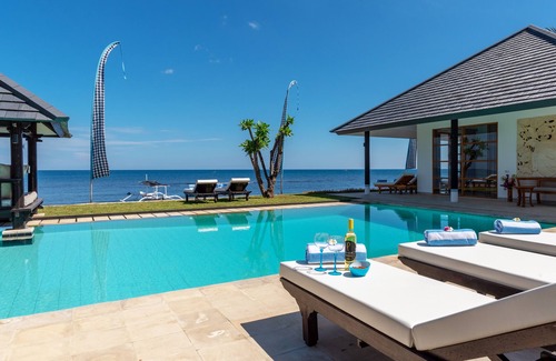 Dencarik Villa | Villa Lovina-beach 1, villa de luxe 5 *, personnel, front de mer, piscine, barattrip gratuit