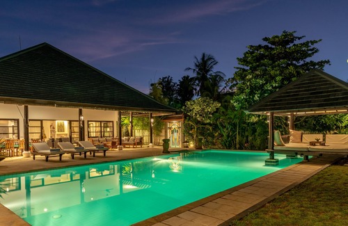 Dencarik Villa | Villa Lovina-beach 1, villa de luxe 5 *, personnel, front de mer, piscine, barattrip gratuit