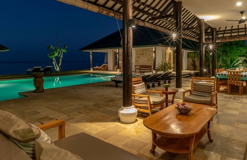 Dencarik Villa | Villa Lovina-beach 1, villa de luxe 5 *, personnel, front de mer, piscine, barattrip gratuit