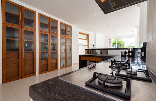 Dencarik Villa | Villa Lovina-beach 2, villa de luxe 5 *, personnel, front de mer, piscine, barattrip gratuit