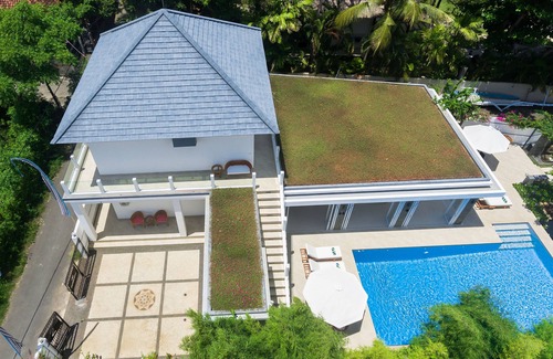 Dencarik Villa | Villa Lovina-beach 2, villa de luxe 5 *, personnel, front de mer, piscine, barattrip gratuit