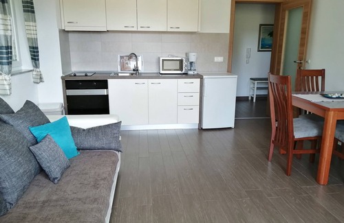 Cesarica Appartement | Villa Luce. Appartement spacieux 70 m de la mer, avec vue sur la mer à Karlobag.
