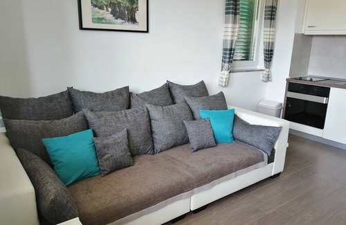 Cesarica Appartement | Villa Luce. Appartement spacieux 70 m de la mer, avec vue sur la mer à Karlobag.