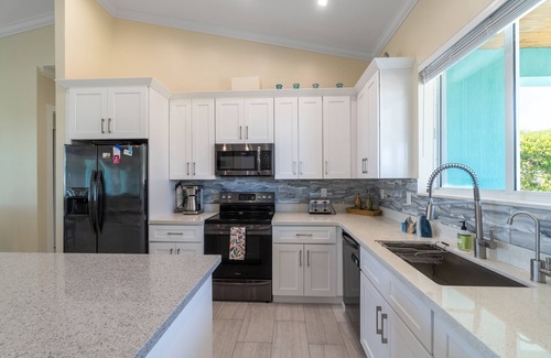 Breezeswept Beach Estates Maison | Villa Lucie | Canalfront home w/ 5 bedrooms + pool + boat lift