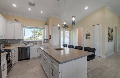 Breezeswept Beach Estates Maison | Villa Lucie | Canalfront home w/ 5 bedrooms + pool + boat lift