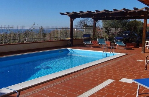 Santa Maria di Castellabate Villa | Villa Ludovica: Un appartement élégant et accueillant qui fait partie d'une villa située sur une colline.