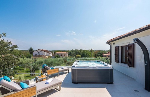 Fiorini Villa | Villa LV near Novigrad for 8 people spa & children playground only 1.5 km from beach