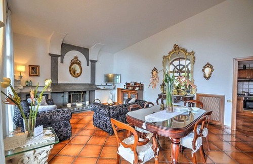 Pogerola Villa | Villa Mabella: Une villa historique lumineuse et élégante sur trois étages située sur une colline.