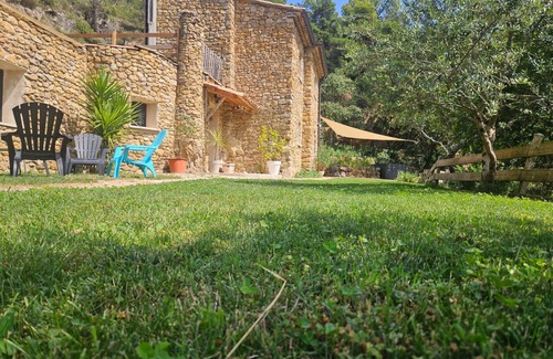 Merindol-les-Oliviers Villa | Villa 'Maison Du Soleil' with Mountain View, Private Pool and Wi-Fi