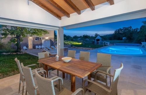 Marceljani Villa | Villa Maja, short drive from the beach, pets welcome!