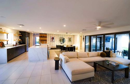 Scottsdale Highlands Villa | Villa Makena: Huge Luxe Home | Pickleball Court | Heated Pool | Great for Groups