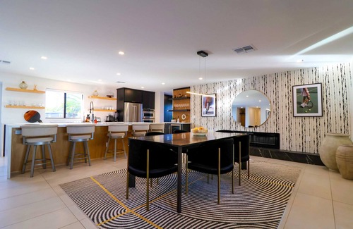 Scottsdale Highlands Villa | Villa Makena: Huge Luxe Home | Pickleball Court | Heated Pool | Great for Groups