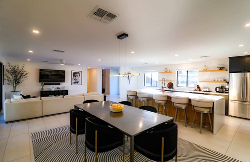 Scottsdale Highlands Villa | Villa Makena: Huge Luxe Home | Pickleball Court | Heated Pool | Great for Groups