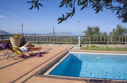 Milia Villa | Villa 'Malathiros 3 with Private Pool' avec vue sur la mer, Wi-Fi et climatisation