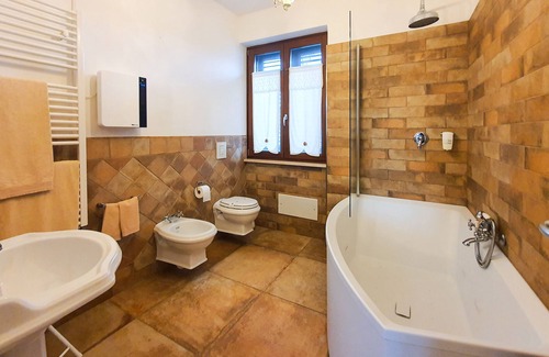 Sassari Lit Et Petit-Déjeuner | Villa Malvasio Elegant Retreat in Sassari with Private Jacuzzi Room