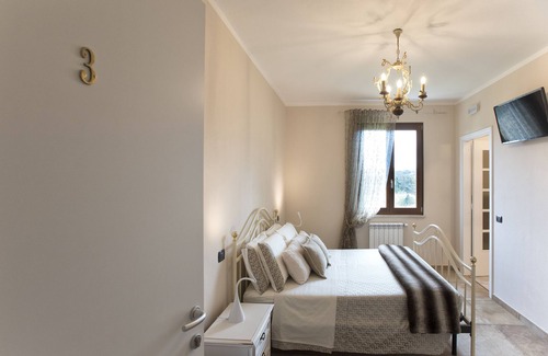 Sassari Lit Et Petit-Déjeuner | Villa Malvasio Elegant Retreat in Sassari with Private Jacuzzi Room