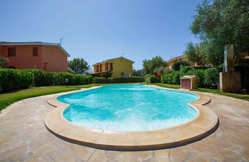 Sant'Anna Arresi Villa | Villa Mama con piscina condominiale, giardino e barbecue