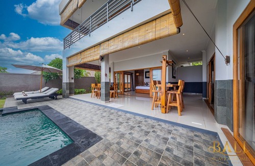 Kalisada Villa | Villa Manik Segara · Villa Premium 3BR face à l'océan / plage!