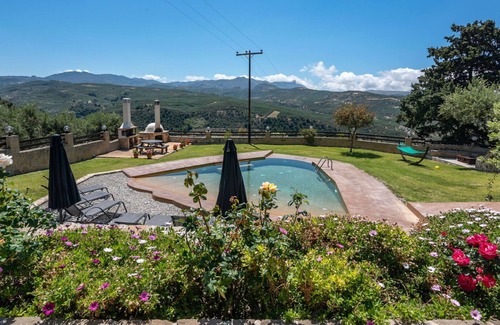 Kissamos Villa | Villa Mardim - Villa en position panoramique sur l’île de Crète.