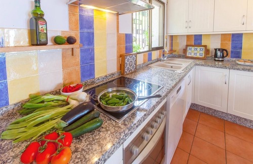 Salobrena Villa | Villa Maria Jesus avec vue sur mer et montagne, piscine, jardin et Wi-Fi.