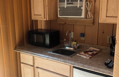 East Durham Cabine | Villa Marie Tiny Cabin in the Mountains. AC. WiFi. Pool. Dog Friendly