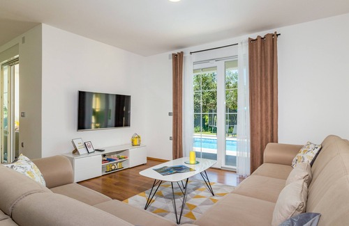 Polje Cepic Villa | Villa Mario avec piscine d'eau salée chauffée privée