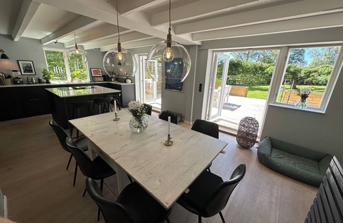 Nasbypark Maison | Villa med perfekt läge - bo nära havet, butiker och nå Stockholm city på 20 min.