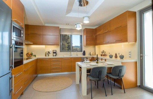 Potistiria Maison | Villa Merlin Summary:
